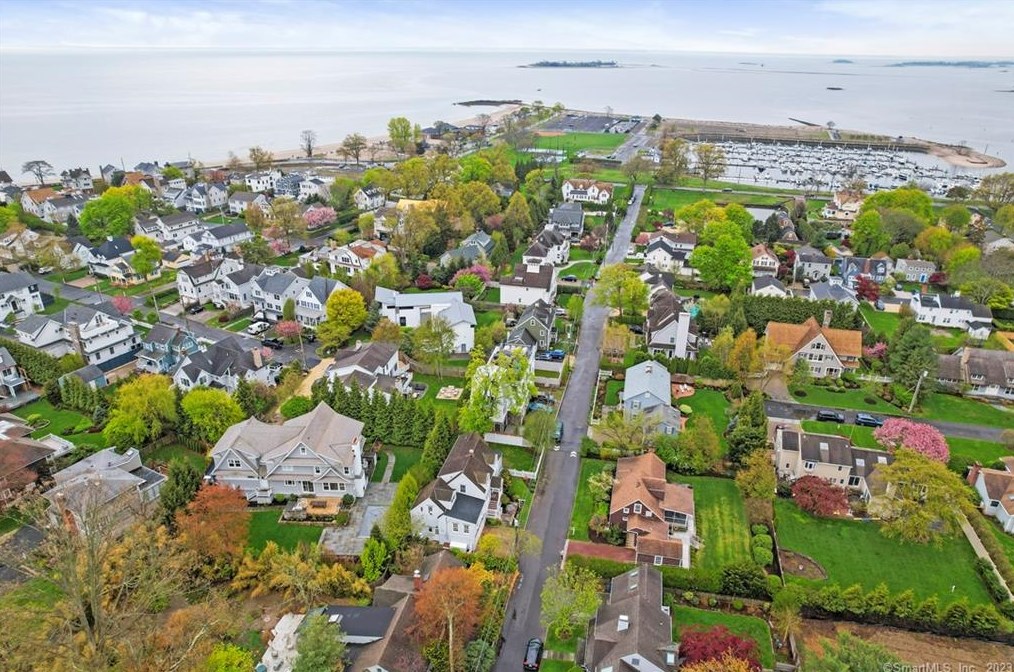 20 Apple Tree Trl, Westport CT  06880-6803 exterior
