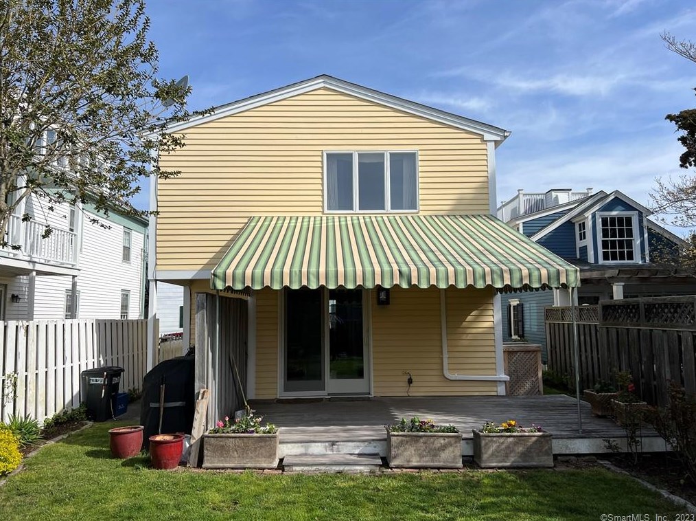 15 Trumbull St, Pawcatuck CT  06379-1418 exterior