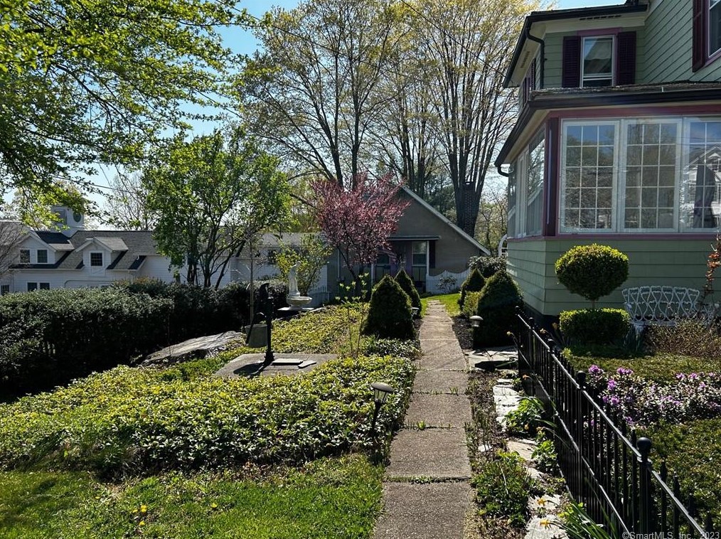 23 S Main St, Newtown, CT 06470