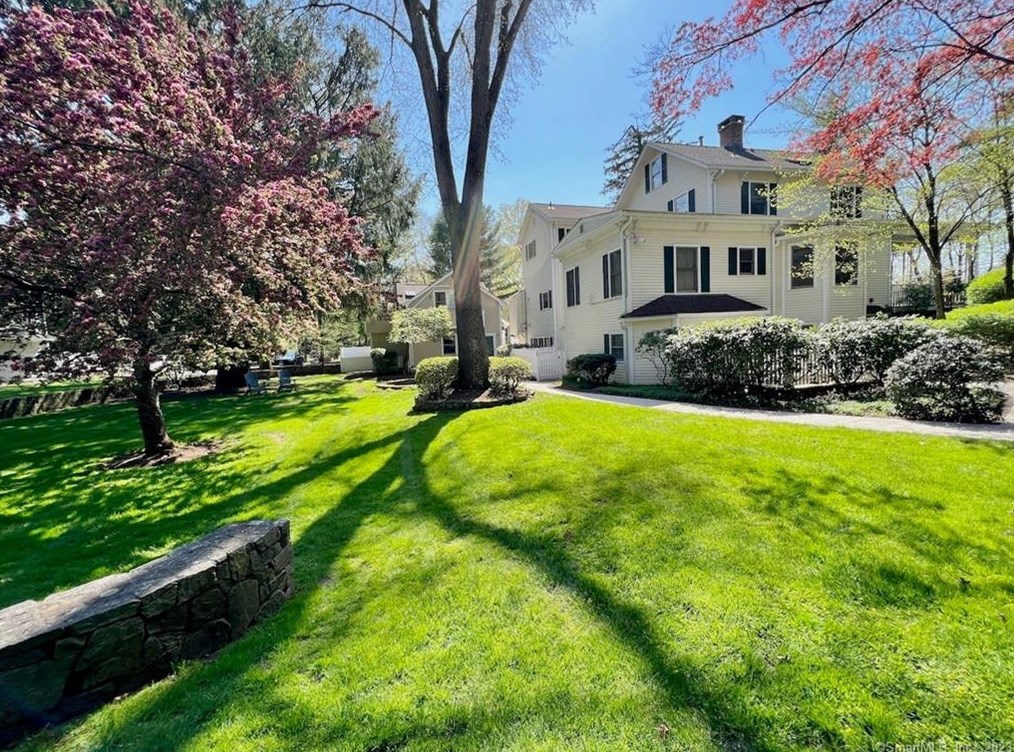 12 Cross Hwy, Westport, CT 06880-2016