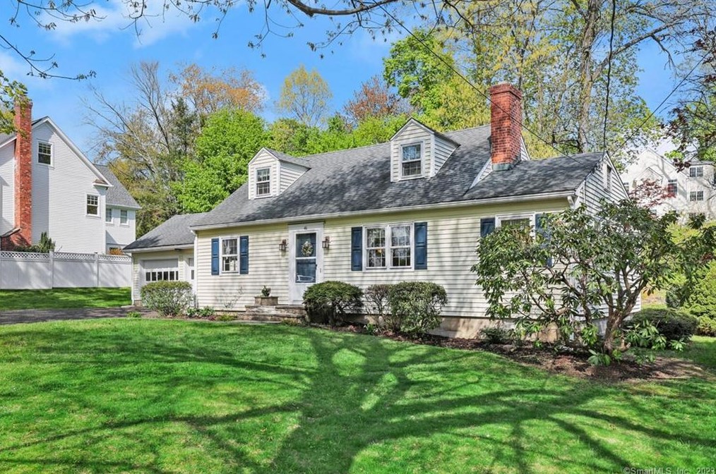 46 Hillside Ave, Tokeneke CT  06820-5010 exterior