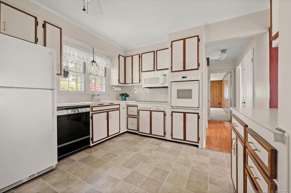 46 Hillside Ave, Tokeneke CT  06820-5010 exterior