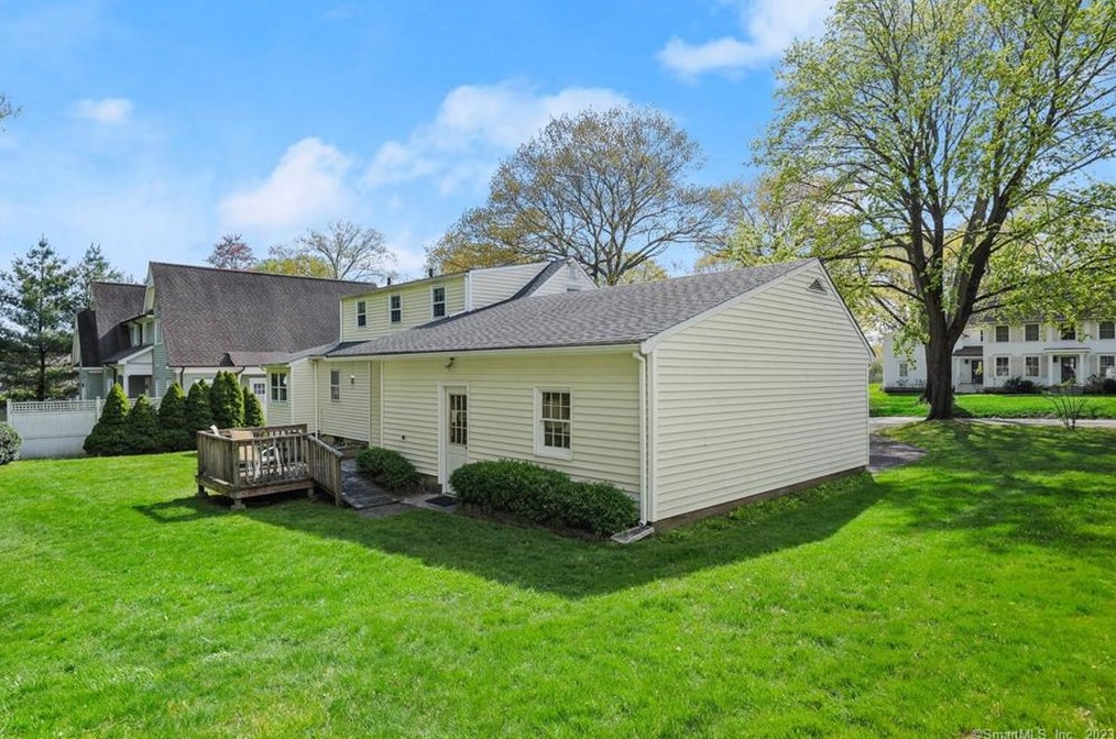 46 Hillside Ave, Tokeneke CT  06820-5010 exterior