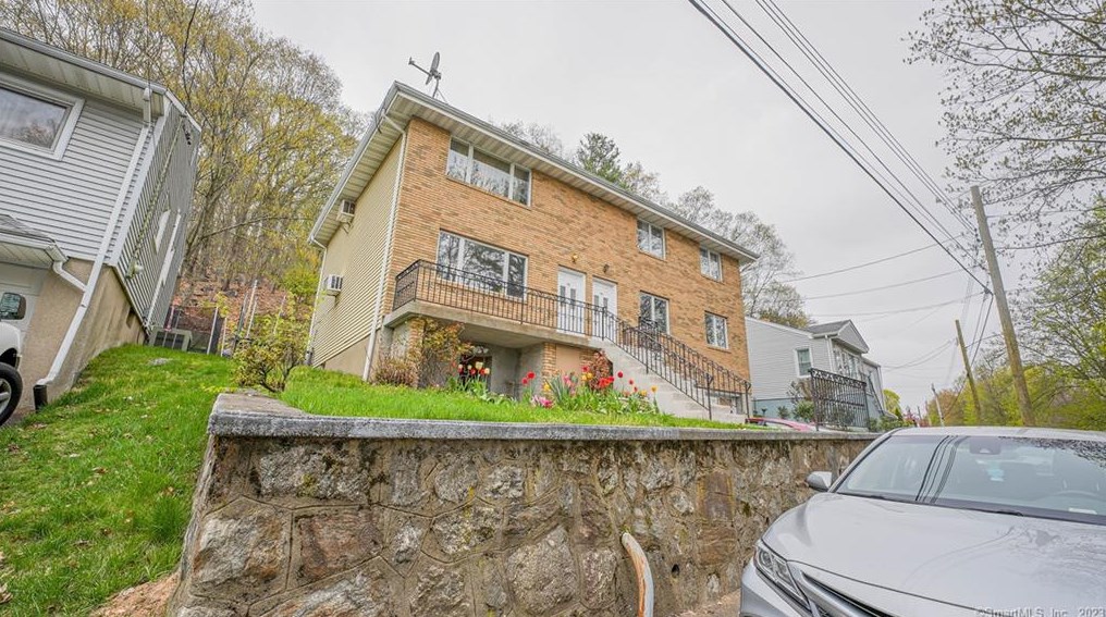 102 Emmett Ave, Derby, CT 06418
