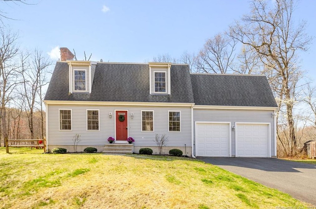 39 Young St, East Hampton, CT 06424