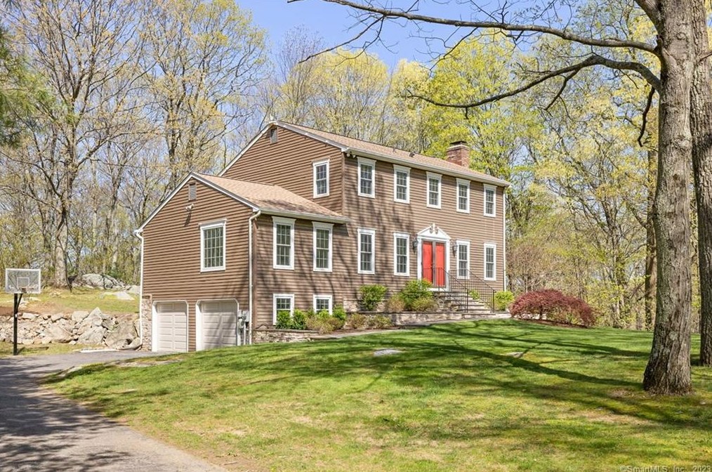 28 Carriage House Dr, Danbury, CT 06810