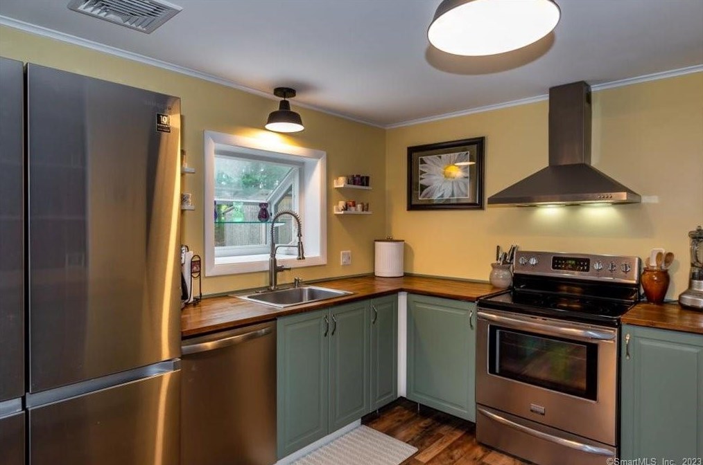 13 Beaverbrook Rd, Simsbury CT  06092-2702 exterior