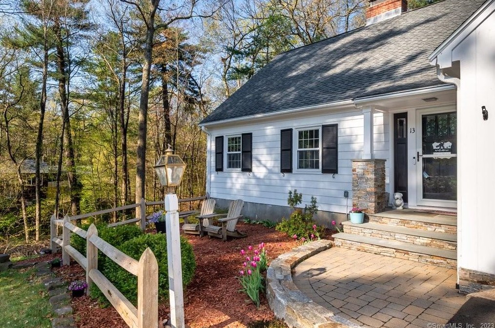 13 Beaverbrook Rd, Simsbury CT  06092-2702 exterior