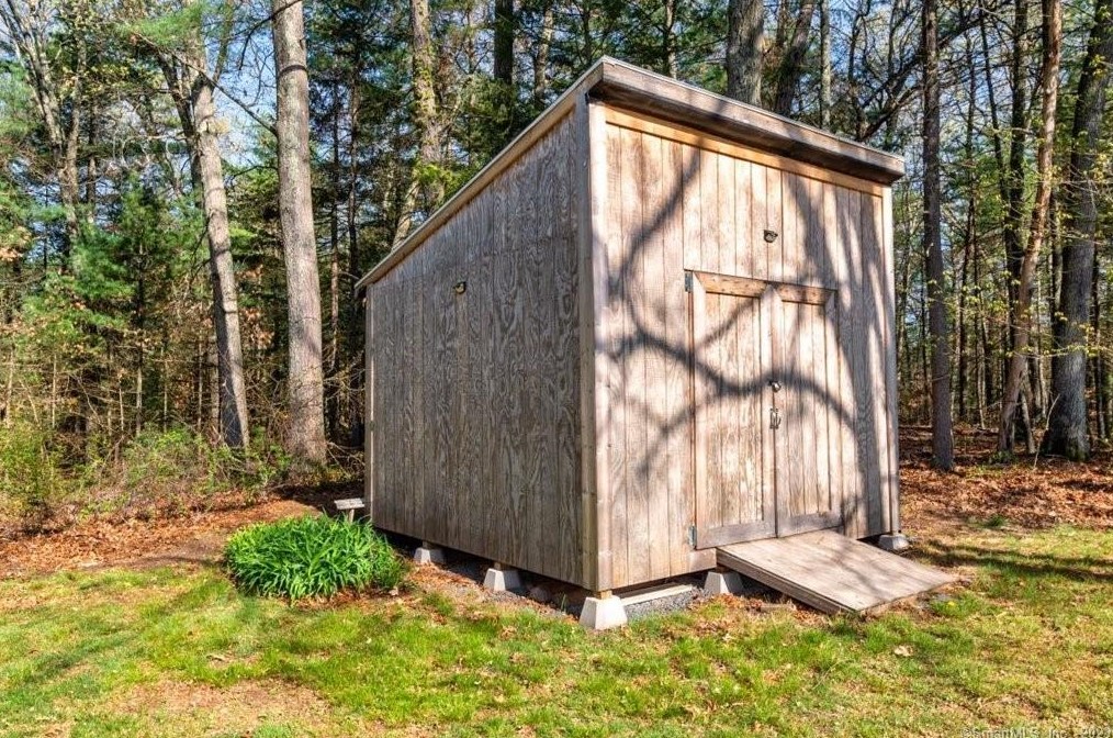 13 Beaverbrook Rd, Simsbury CT  06092-2702 exterior