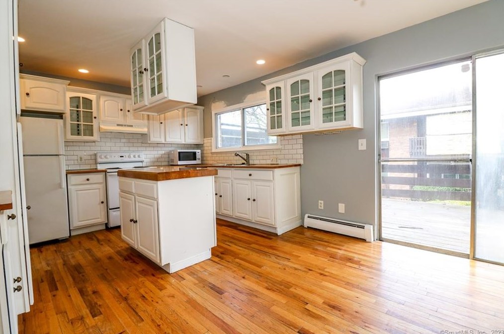 200 Woodmont Ave #102, Bridgeport, CT 06606