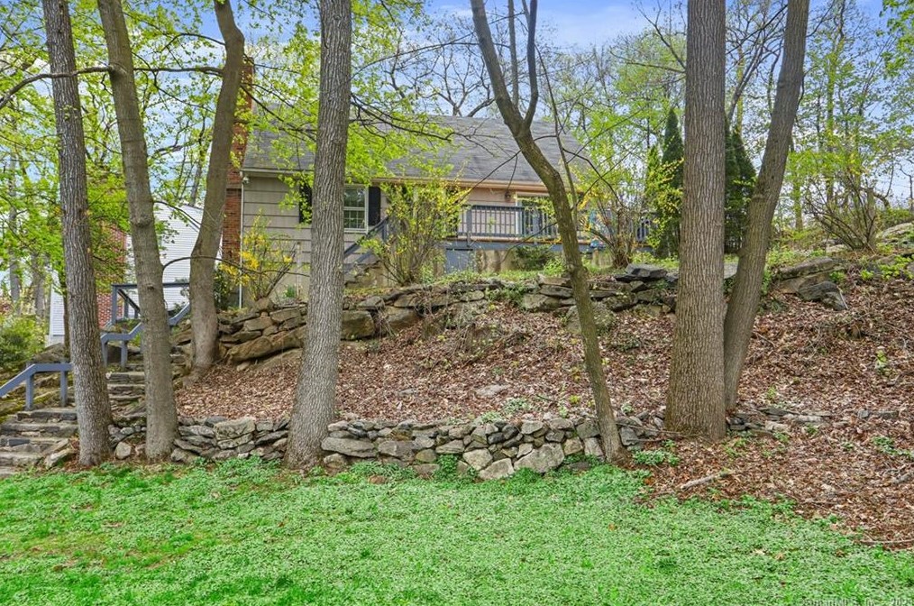 88 Loughlin Ave, Cos Cob, CT 06807