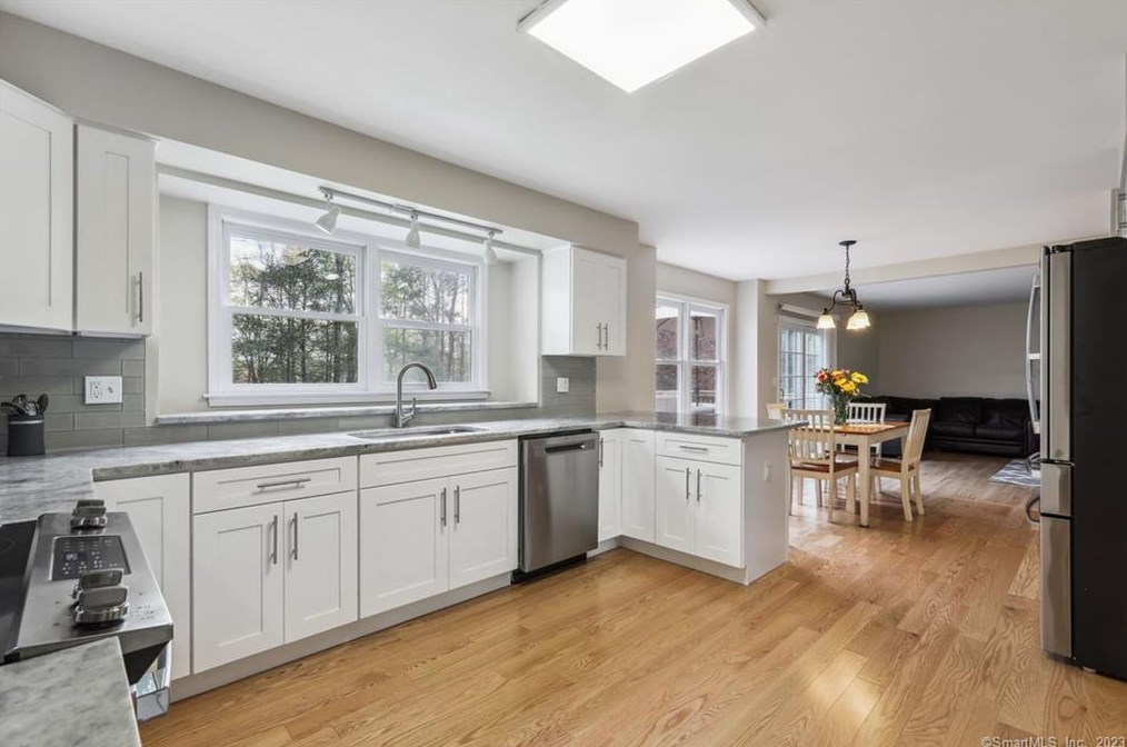 44 Colonial Ridge Dr, Gaylordsville, CT 06755