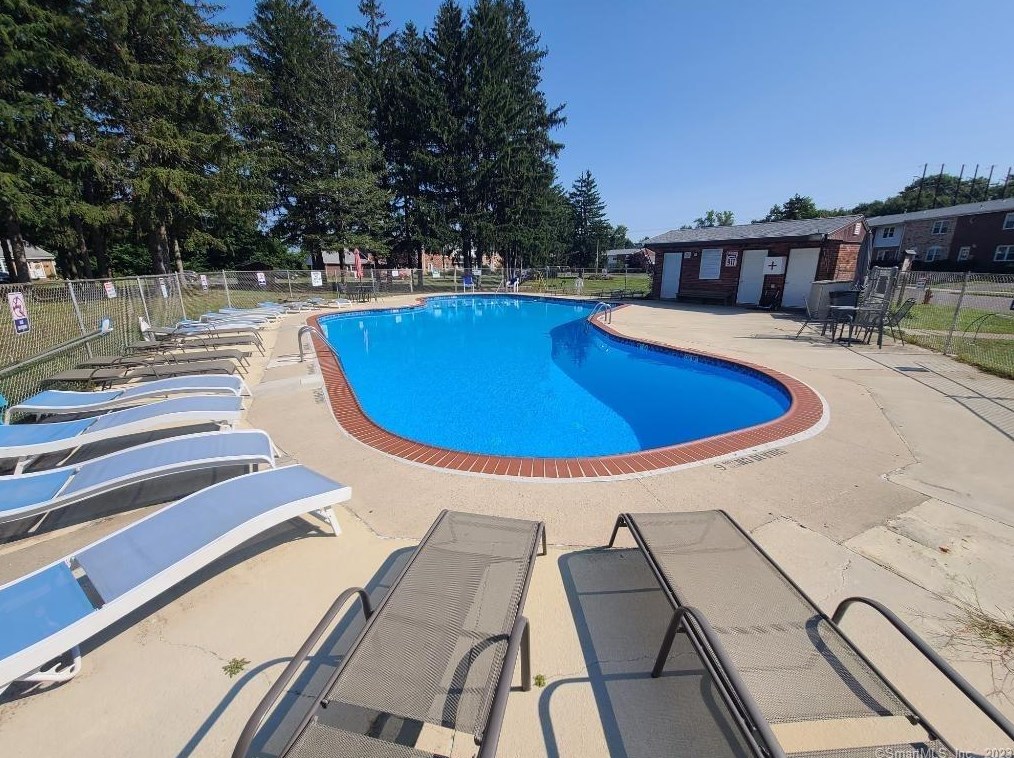 81 Lakeside Dr #85, Bristol, CT 06010