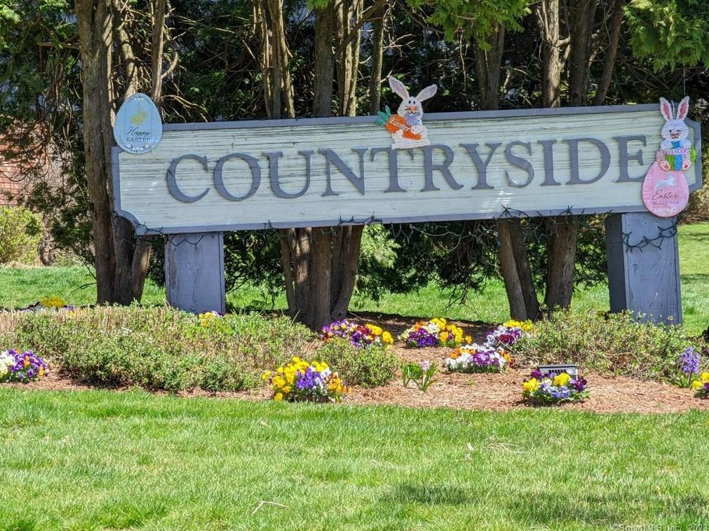 33 Webster Ct, Hartford CT  06111-5120 exterior