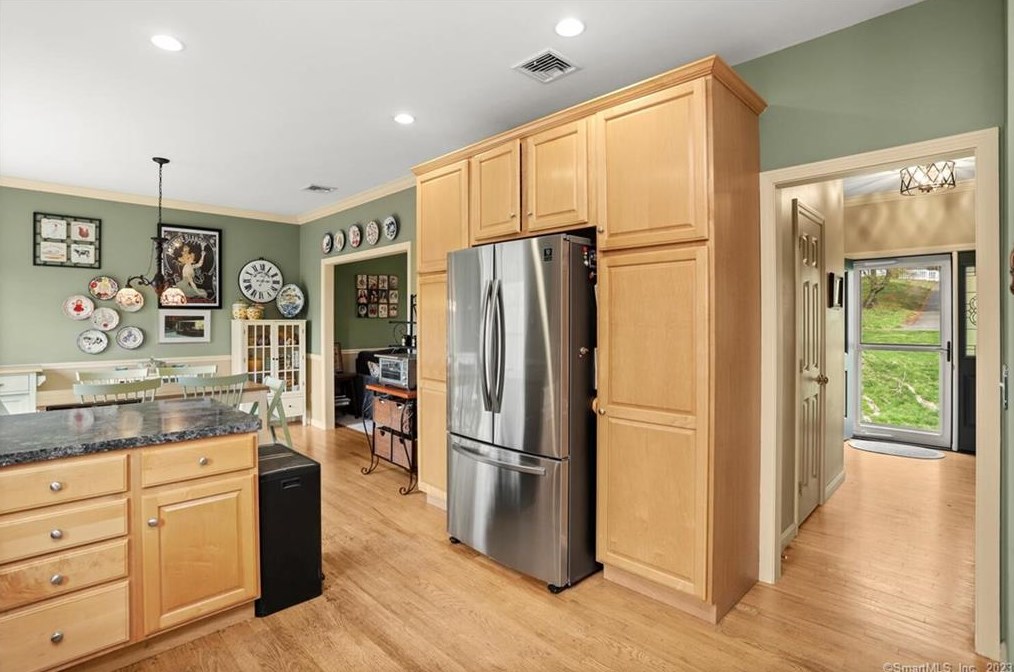 1625 James Farm Rd, Stratford CT  06614-1049 exterior