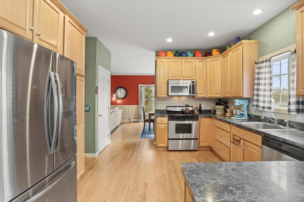 1625 James Farm Rd, Stratford CT  06614-1049 exterior