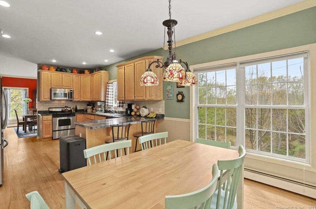 1625 James Farm Rd, Stratford CT  06614-1049 exterior