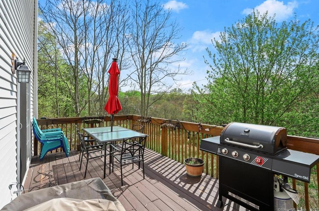 1625 James Farm Rd, Stratford CT  06614-1049 exterior