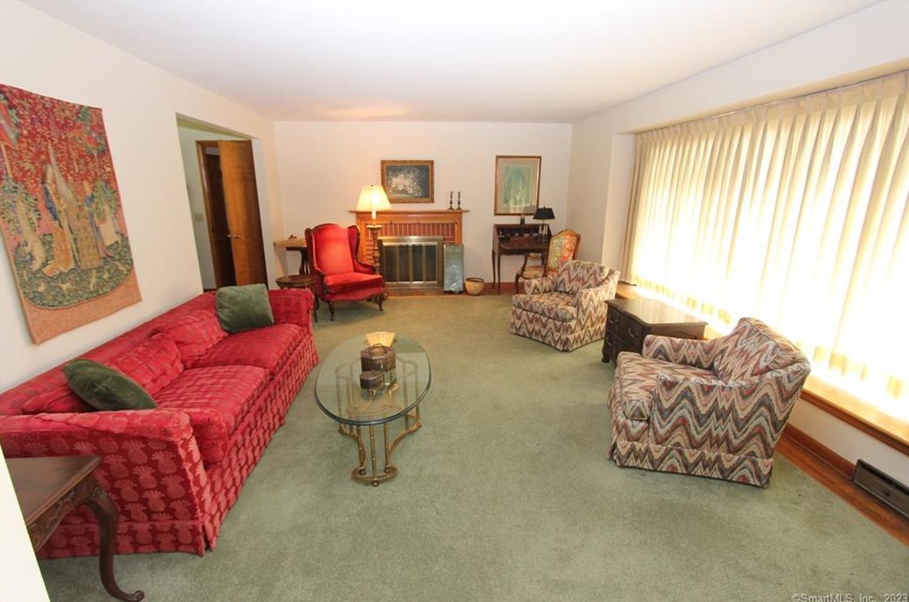 27 Deerfield Dr, Huntington, CT 06484
