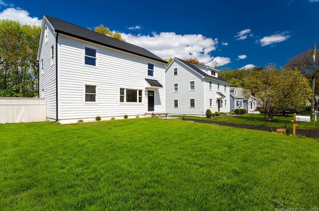 69 Maple St, Tokeneke, CT 06820