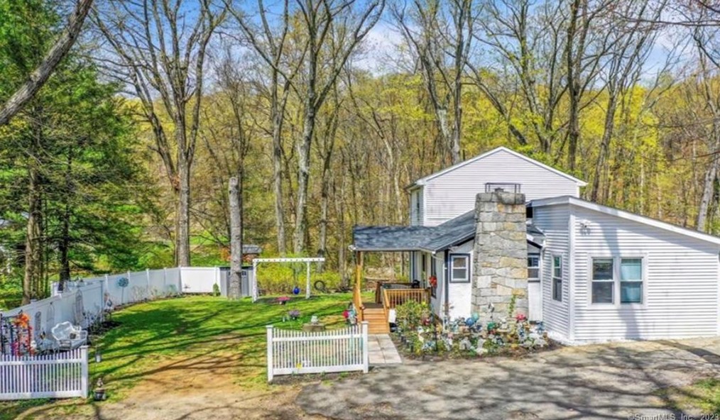 7 Woodland Hill Rd, Danbury, CT 06811 exterior
