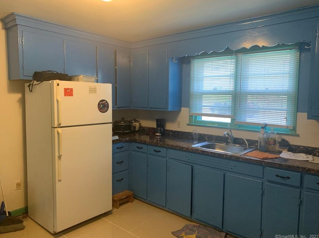 12 Walnut Dr, Uncasville, CT 06382