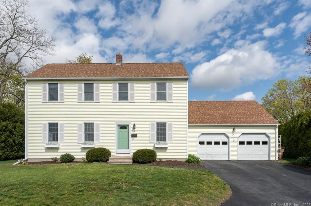 2 Meadow St, Niantic, CT 06357