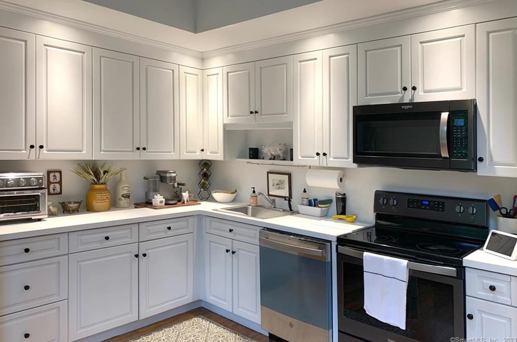 8 Pent Rd, Weston CT  06883-1311 exterior