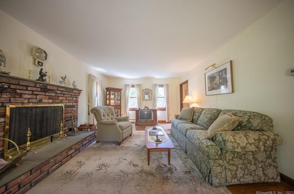 36 Greentree Dr, Waterford, CT 06385
