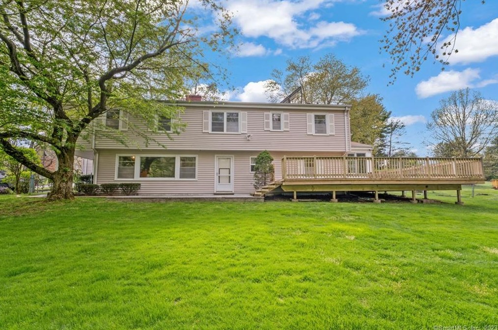 114 Skyline Ln, Stamford, CT 06903