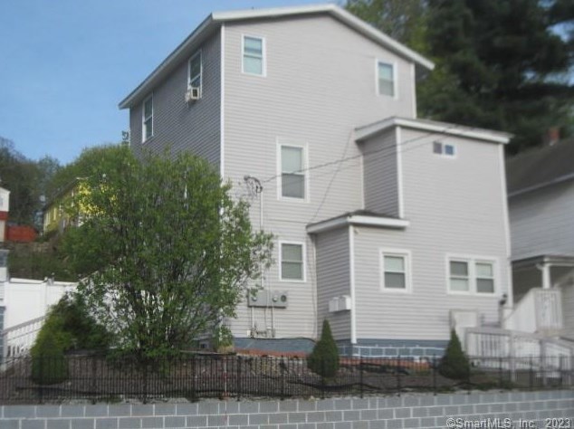 61 Oak St, Waterbury, CT 06704