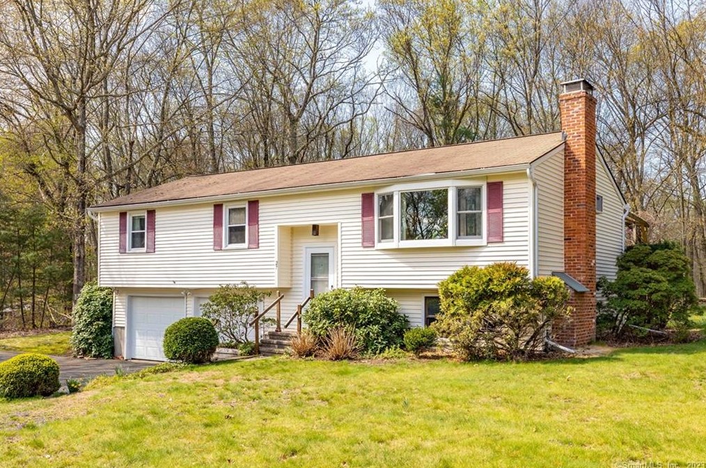 27 Country Ln, East Hampton, CT 06424