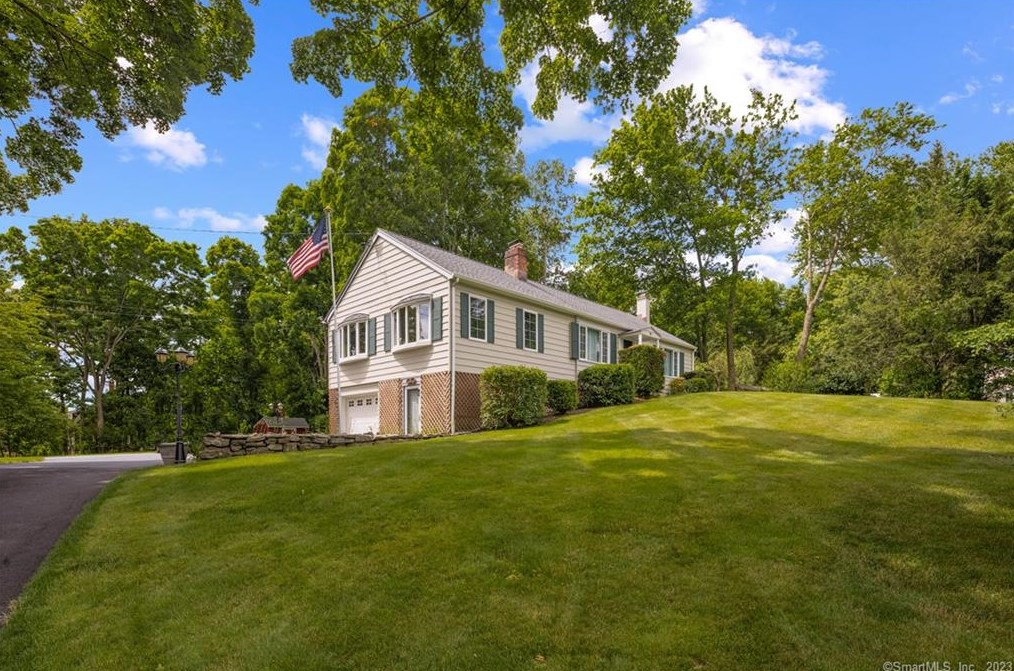 2 Candlewood Dr, Danbury, CT 06811