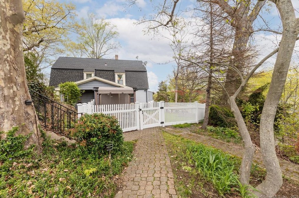 62 Howe Ave, Huntington, CT 06484