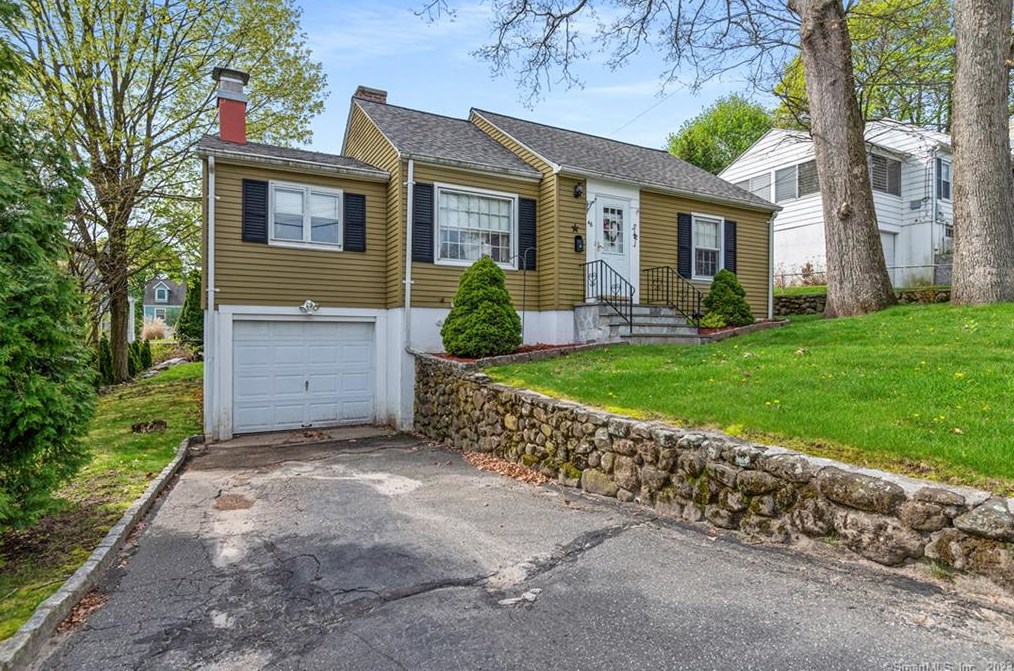 46 Corona Dr, Waterbury, CT 06708