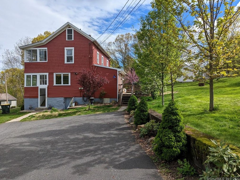 27 Castle Ln, Ansonia, CT 06401