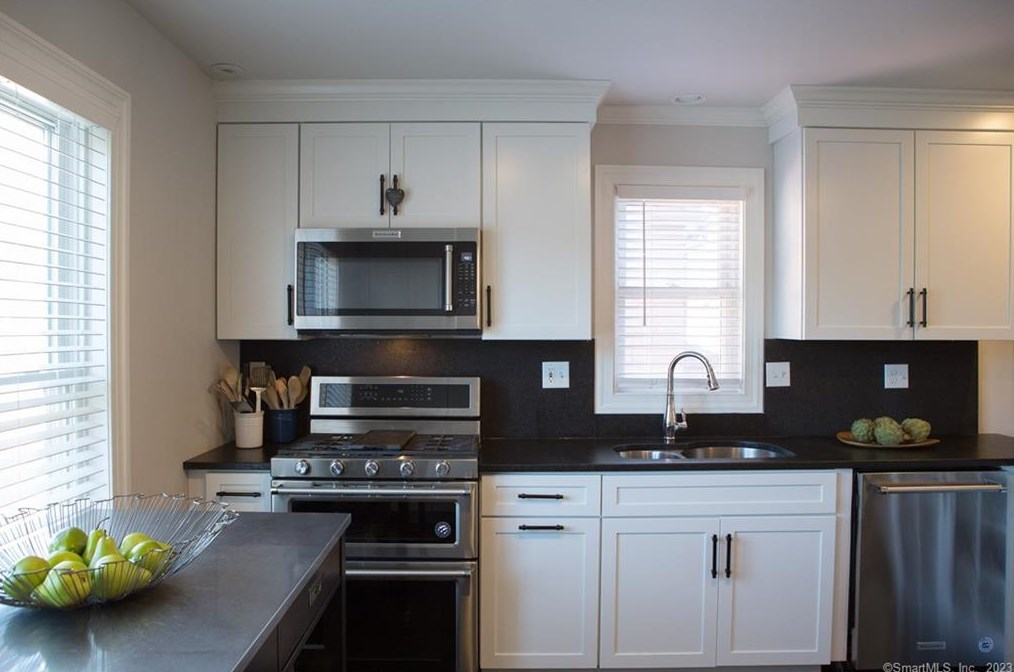 331 Riverside Dr, Fairfield CT  06824-6961 exterior