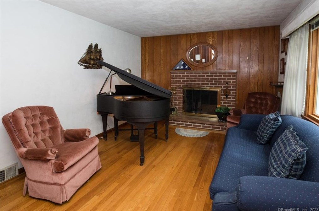 8 Dexter, Huntington, CT 06484