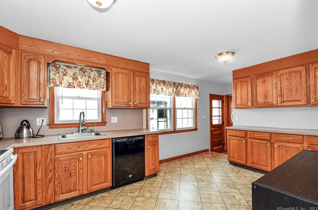 90 Douglas St, Stratford CT  06614-2763 exterior