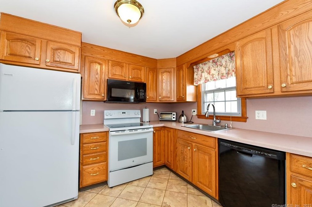 90 Douglas St, Stratford CT  06614-2763 exterior