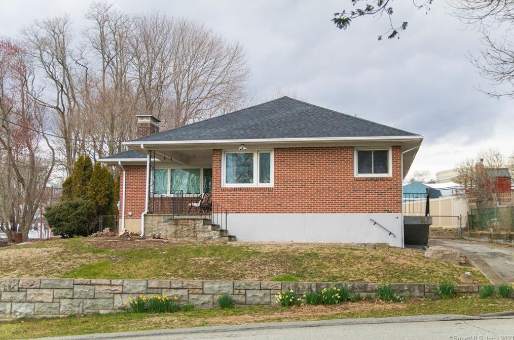 18 Senkow Dr, Groton, CT 06340