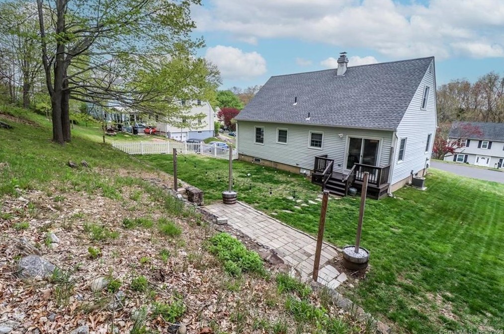 16 Morning Dove Rd, Union City CT  06770-4806 exterior