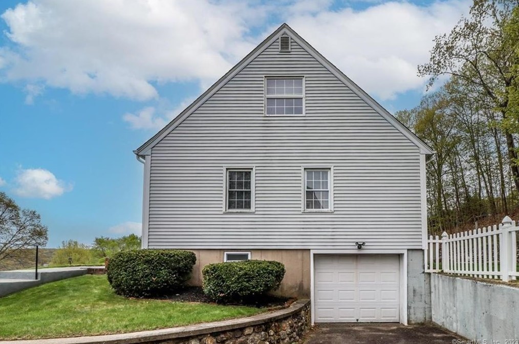 16 Morning Dove Rd, Union City CT  06770-4806 exterior