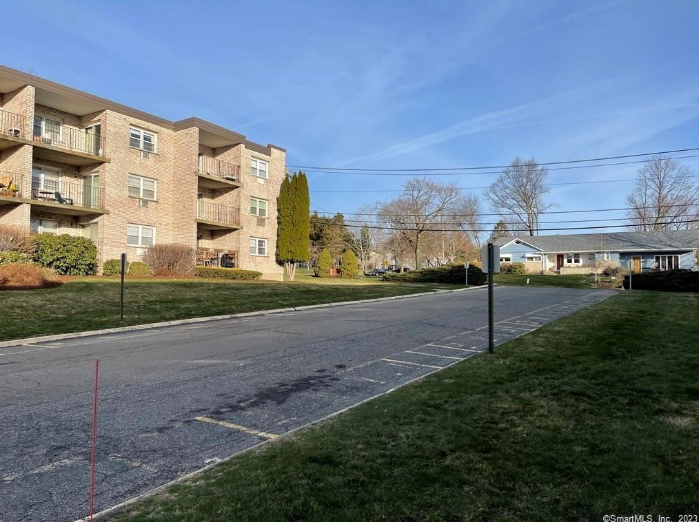 300 Meadowside Rd #205, Milford, CT 06460