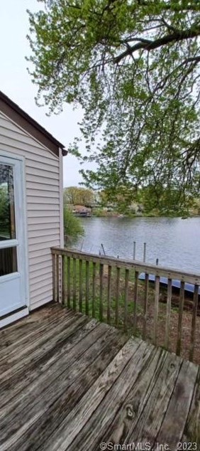 35 Allings Crossing Rd, New Haven CT  06516-7501 exterior