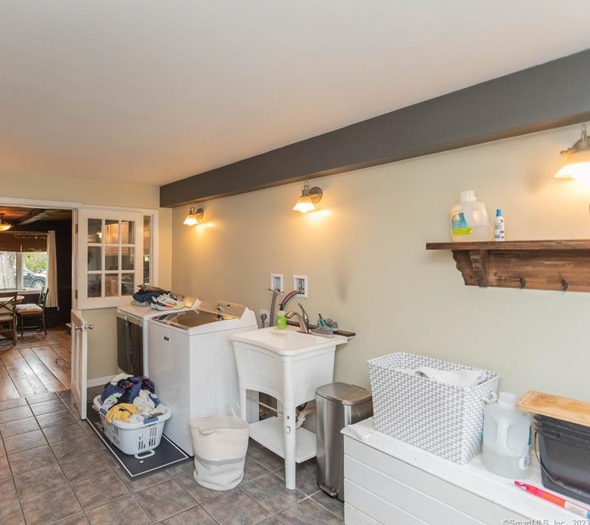 8 Old Orchard Ln, Northville CT  06776-2313 exterior