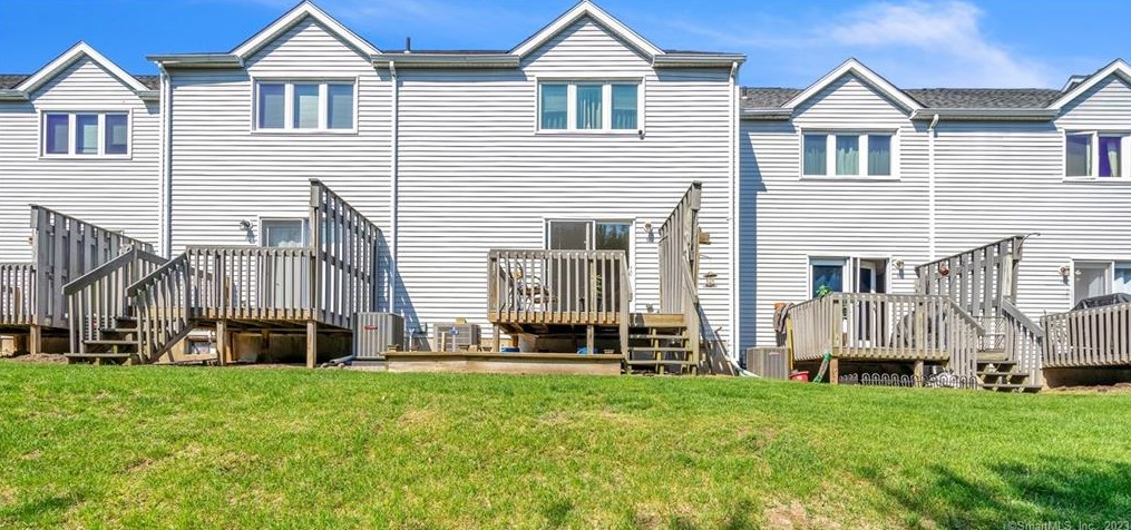 59 Oak Ridge Dr #59, Windsor Locks, CT 06096