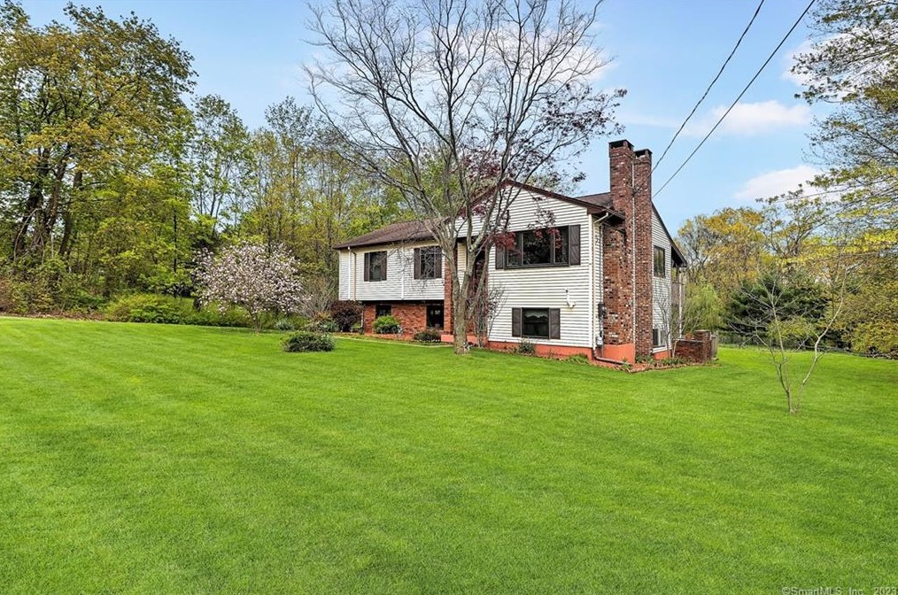 32 Road Ext, Cromwell, CT 06416-1009