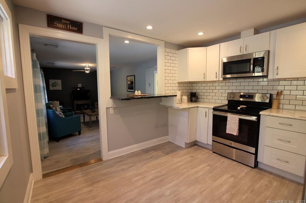 69 Lynn Rd, Ivoryton CT  06442-1138 exterior