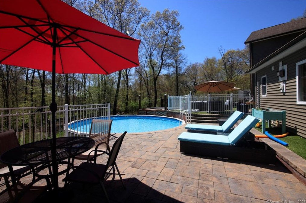 69 Lynn Rd, Ivoryton CT  06442-1138 exterior